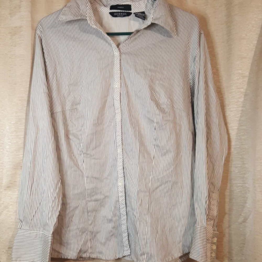 Pin striped buttoned long sleeve button down